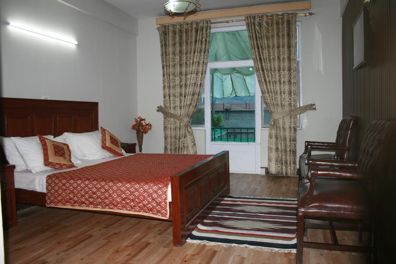 Pine Top Hotels ناران المظهر الخارجي الصورة