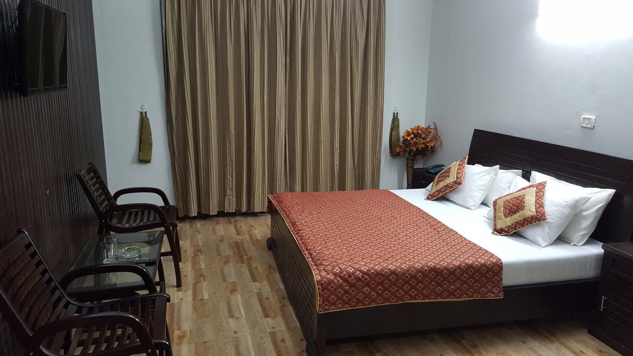 Pine Top Hotels ناران المظهر الخارجي الصورة